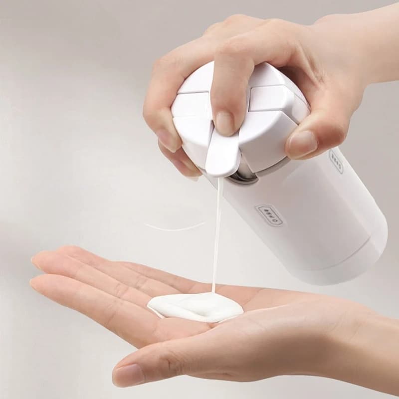 FourGo - Elegancka butelka 4w1, która pozwala zabrać ulubione kosmetyki w kompaktowej, stylowej formie. Idealna na każdą podróż.