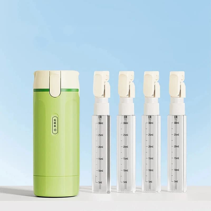 FourGo - Elegancka butelka 4w1, która pozwala zabrać ulubione kosmetyki w kompaktowej, stylowej formie. Idealna na każdą podróż.