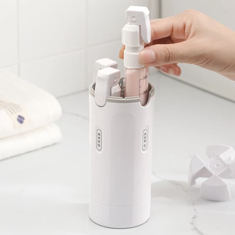 FourGo - Elegancka butelka 4w1, która pozwala zabrać ulubione kosmetyki w kompaktowej, stylowej formie. Idealna na każdą podróż.