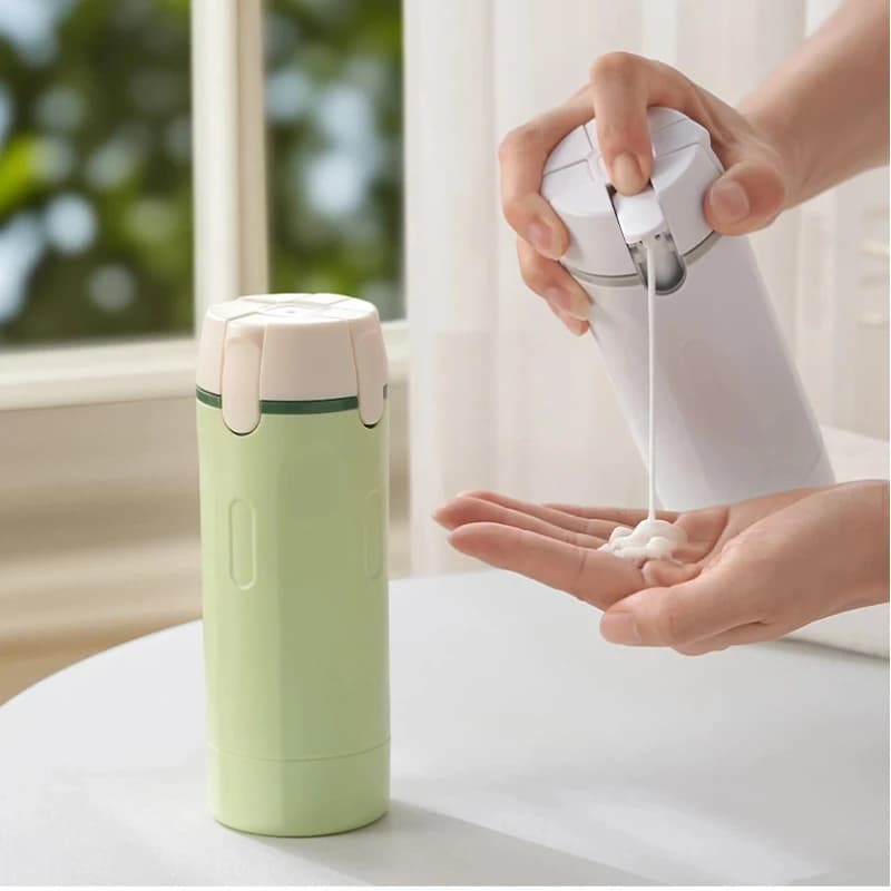 FourGo - Elegancka butelka 4w1, która pozwala zabrać ulubione kosmetyki w kompaktowej, stylowej formie. Idealna na każdą podróż.