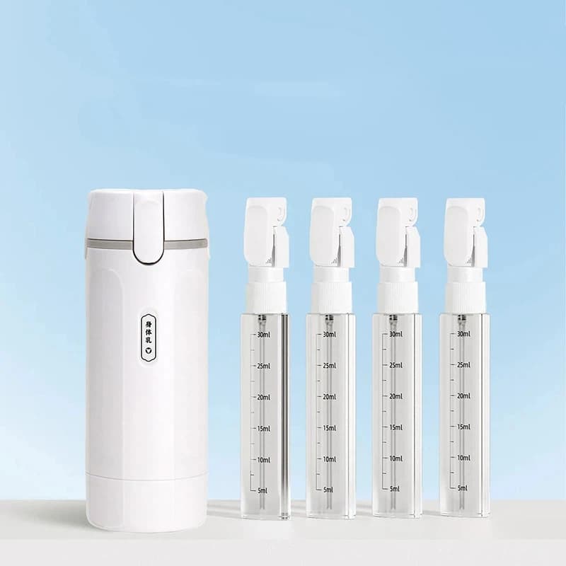 FourGo - Elegancka butelka 4w1, która pozwala zabrać ulubione kosmetyki w kompaktowej, stylowej formie. Idealna na każdą podróż.